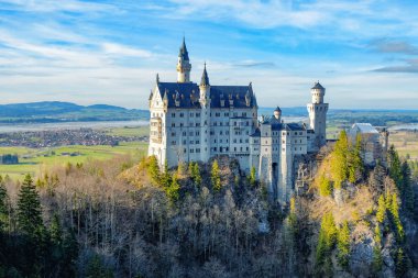 Dünyaca ünlü Neuschwanstein Şatosu Kral Ludwig II üzerinde sağlam bir uçurum yakın Fussen, güneybatı Bavaria, Almanya için inşa güzel görünümü