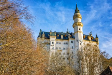 Dünyaca ünlü Neuschwanstein Şatosu Kral Ludwig II üzerinde sağlam bir uçurum yakın Fussen, güneybatı Bavaria, Almanya için inşa güzel görünümü