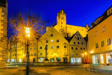 Bavaria, Almanya için Fussen kasaba Cityscape geceleri.