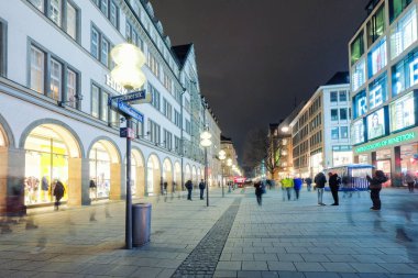 Münih, Almanya - 29 Mart 2017: Gece cadde görünümü Münih Eski Belediye Binası yakınındaki Marienplatz kent geceleri Münih, Almanya.