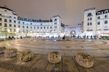 Münih, Almanya - 29 Mart 2017: Gece cadde görünümü Münih Eski Belediye Binası yakınındaki Marienplatz kent geceleri Münih, Almanya.