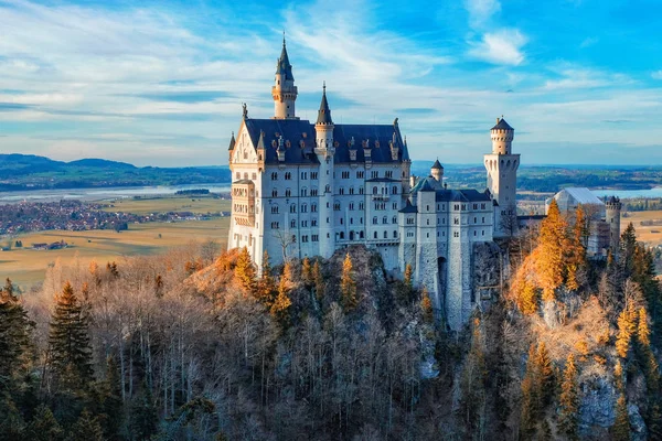 世界著名的新天鹅堡城堡为国王 Ludwig 修造在一个崎岖的悬崖附近福森 西南巴伐利亚 德国的美丽的看法 — 图库照片