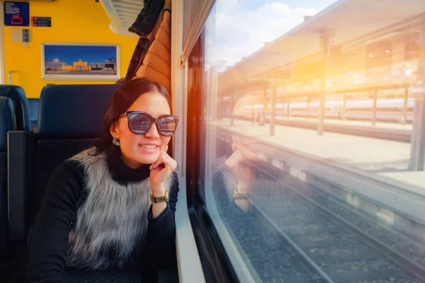 若い女性が電車で座って見ているビューを旅行 — ストック写真