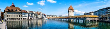 Lucerne şehir merkezinin panoramik manzarası ünlü Chapel Köprüsü ve Lucerne Gölü (Vierwaldstatersee), Lucerne Kantonu, İsviçre