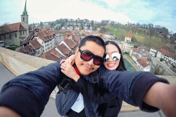 Junges Touristenpaar Macht Selfie Mit Handy Der Nähe Der Altstadt — Stockfoto