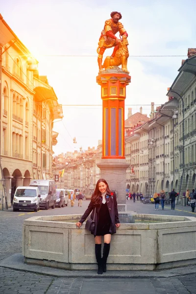 Jonge Vrouw Standbeeld Samson Fontein Bern Zwitserland — Stockfoto