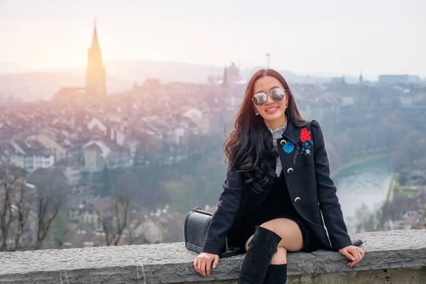 Ung Vacker Kvinna Turister Peka Beskådar Nära Gamla Stan Bern — Stockfoto