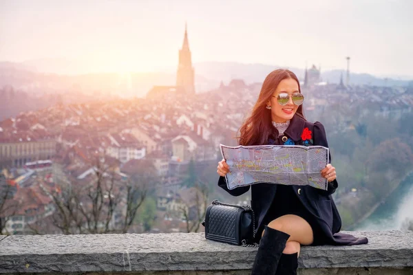 Jonge Vrouwelijke Toerist Met Kaart Zoek Naar Een Manier Mooi — Stockfoto