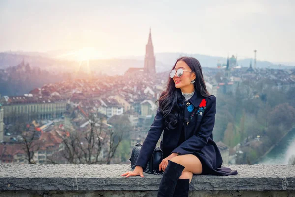 Ung Vacker Kvinna Turister Peka Beskådar Nära Gamla Stan Bern — Stockfoto