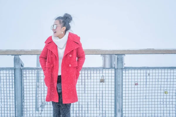 Jovem Bonita Brincando Com Neve Pele Casaco Vermelho Livre — Fotografia de Stock