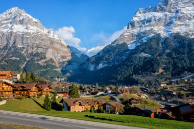 Panoramik dağ manzarası, İsviçre Grindelwald güzel köy
