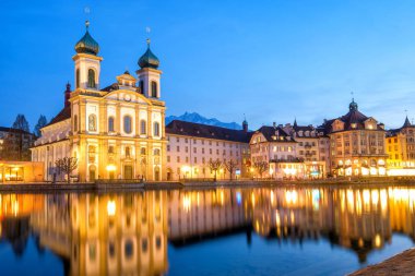 Lucerne şehir merkezinin panoramik manzarası ünlü Chapel Köprüsü ve Lucerne Gölü (Vierwaldstatersee), Lucerne Kantonu, İsviçre