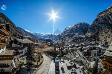 İsviçre 'nin Zermatt şehrinde Matterhorn' un tepe noktası olan güzel bir köy manzarası..