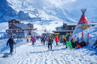Kleine Scheidegg - 27 Mart: Tren ve hotel Eiger adlı Kleine Scheidegg, İsviçre üzerinde 27 Mart 2017 ile. Kleine Scheidegg birçok turist çeken ünlü dağ geçidi her yıl Kayak oynamak için geliyor.