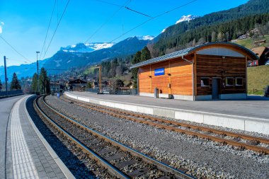 Jungfrau bölgesinde, Grindelwald, İsviçre Grindelwald Tren istasyonundan tren görünümünü