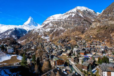 İsviçre 'nin Zermatt şehrinde Matterhorn' un tepe noktası olan güzel bir köy manzarası..