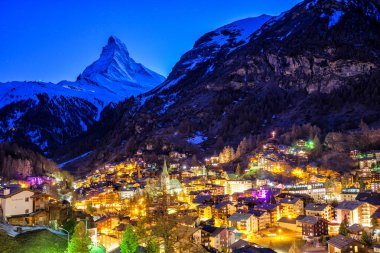 İsviçre 'nin Zermatt şehrinde Matterhorn' un tepe noktası olan güzel bir köy manzarası..