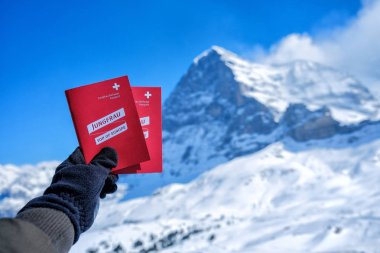 Kleine Scheidegg - 27 Mart: turist Kleine Scheidegg station yakınındaki güzel viewpoitn görmek ve Jungfraujoch kırmızı gösterilen geçmek ve kar dağ arka plan, 27 Mart 2017, İsviçre