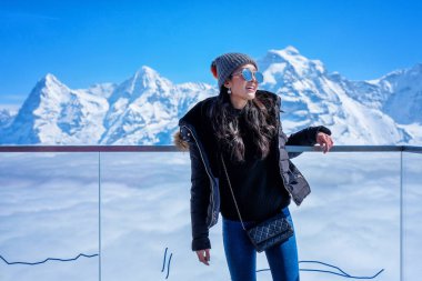 Genç kadın turist İsviçre İsviçre siluetinin muhteşem panoramik manzaralı Schilthorn. 