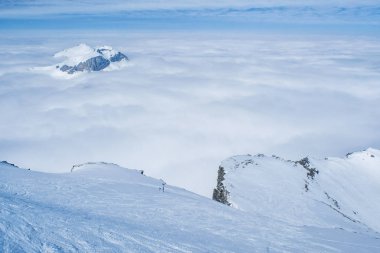 Schilthorn Piz Gloria, İsviçre üzerinden İsviçre siluetinin çarpıcı panoramik kar dağ