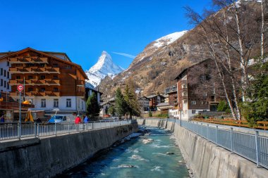 İsviçre 'nin Zermatt şehrinde Matterhorn' un tepe noktası olan güzel bir köy manzarası..