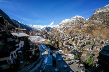 İsviçre 'nin Zermatt şehrinde Matterhorn' un tepe noktası olan güzel bir köy manzarası..