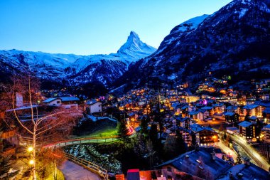 Alacakaranlık saat eski köyde Matterhorn tepe arka planda Zermatt, İsviçre ile güzel görünümü.