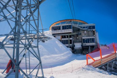 Murren, İsviçre - 28 Şubat 2017: Dış Piz Gloria döner Restaurant üzerinde bir gün ışığı yaklaşık Murren, İsviçre