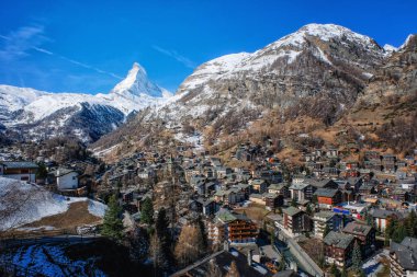 İsviçre 'nin Zermatt şehrinde Matterhorn' un tepe noktası olan güzel bir köy manzarası..
