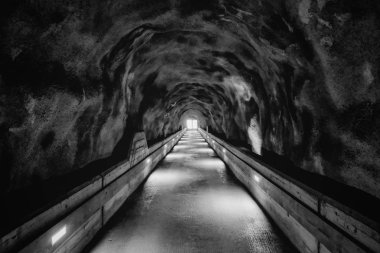 Uzun Metro tuğla tünelin sonunda ışık