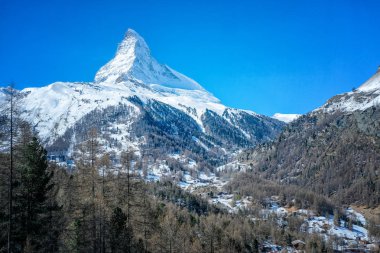 İsviçre 'nin Zermatt şehrinde Matterhorn' un tepe noktası olan güzel bir köy manzarası..