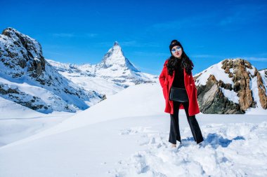 Genç kadın turist kar dağ Matterhorn tepe, Zermatt, İsviçre güzel görmek.