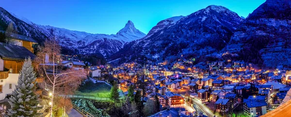 Alacakaranlık saat eski köyde Matterhorn tepe arka planda Zermatt, İsviçre ile güzel görünümü.