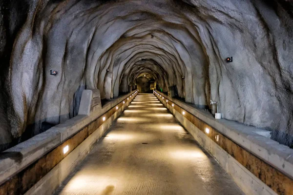 Ljuset Slutet Långa Underjordiska Tegel Tunnel — Stockfoto