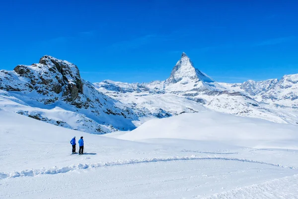 Dos Esquiadores Ven Hermosa Vista Montaña Nieve Pico Matterhorn Zermatt — Foto de Stock