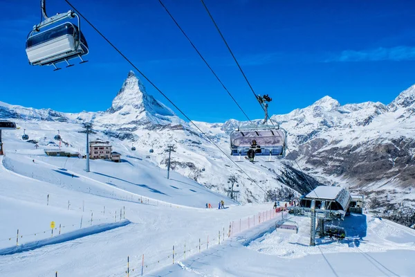 Zermatt, İsviçre 25 Şubat 2017: Teleferik Matterhorn buzul cennet, Zermatt, İsviçre kayakçı