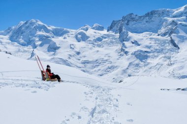 Genç kadın turist kar dağ Matterhorn tepe, Zermatt, İsviçre güzel görmek.