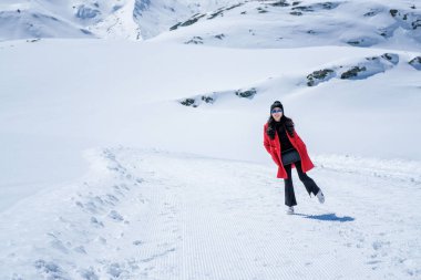 Genç kadın turist kar dağ Matterhorn tepe, Zermatt, İsviçre güzel görmek.
