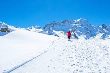 Genç kadın turist kar dağ Matterhorn tepe, Zermatt, İsviçre güzel görmek.