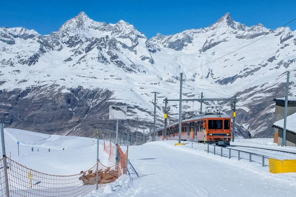 Bir kırmızı swiss Tren demiryolu Interlaken üzerinden Jungfraujoch, İsviçre