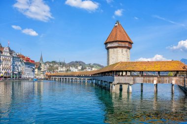Lucerne şehir merkezinin panoramik manzarası ünlü Chapel Köprüsü ve Lucerne Gölü (Vierwaldstatersee), Lucerne Kantonu, İsviçre