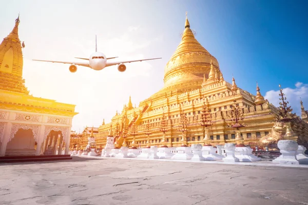 Vor Echtem Flugzeug Auf Shwezigon Pagode Myanmarischer Hintergrund — Stockfoto