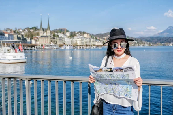 Młoda Kobieta Turystyczne Spojrzenie Mapę Centrum Miasta Lucerna Szwajcaria — Zdjęcie stockowe