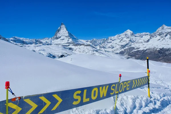 Señal Insignia Pendiente Lenta Montaña Nieve Pico Matterhorn Zermatt Suiza — Foto de Stock