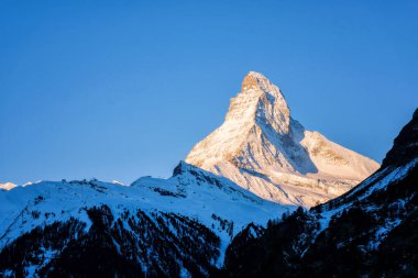Matterhorn tepe arka planda Zermatt, İsviçre ile gündoğumu zaman içinde eski köy güzel görünümü.