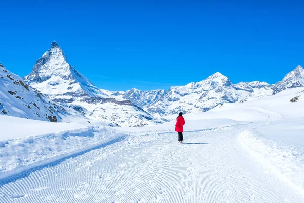 Mujer Joven Turista Ver Hermosa Vista Montaña Nieve Pico Matterhorn — Foto de Stock