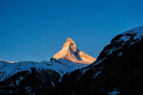 Hermosa Vista Del Antiguo Pueblo Amanecer Con Fondo Pico Matterhorn — Foto de Stock