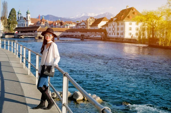 Unga Kvinnliga Resenären Framför Den Berömda Träbron Luzern City Schweiz — Stockfoto