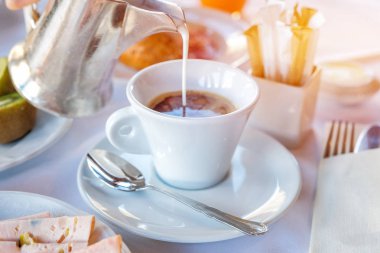 Lüks oteldeki kahve, portakal suyu ile sunulan lezzetli kahvaltı