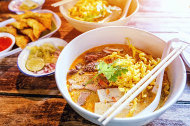 Kuzey Tayland Curried şehriye çorbası (Khao soi) tavuk eti ile 